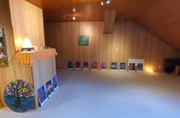 La salle vide, des tableaux colorés posés le long du mur